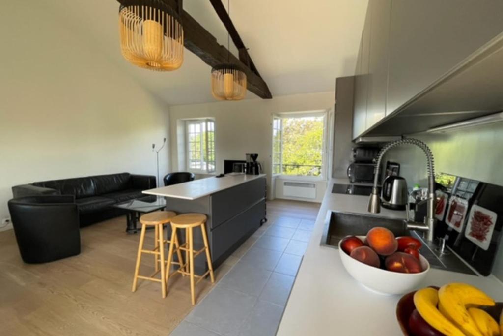 - une cuisine et un salon avec un bol de fruits sur le comptoir dans l'établissement Charming 80m Near The Old Port!, à La Rochelle