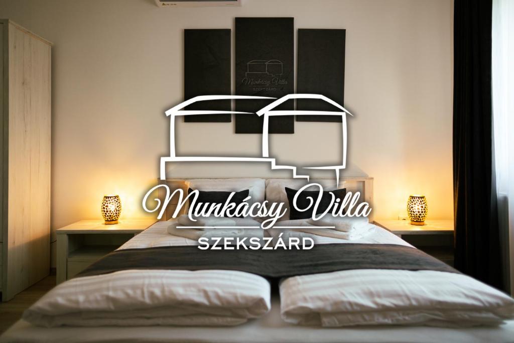 Znak z napisem "Murphysley villaessend" na łóżku w obiekcie Munkácsy Villa - Szekszárd w mieście Szekszárd