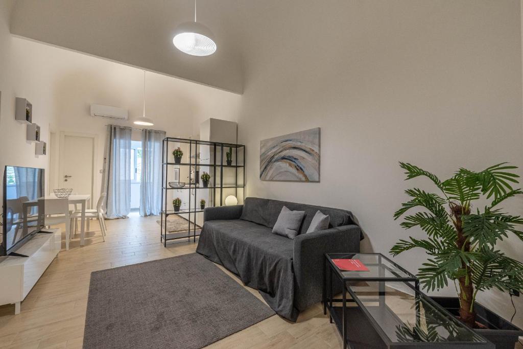 A television and/or entertainment centre at Al Khalisa Apartment by Wonderful Italy