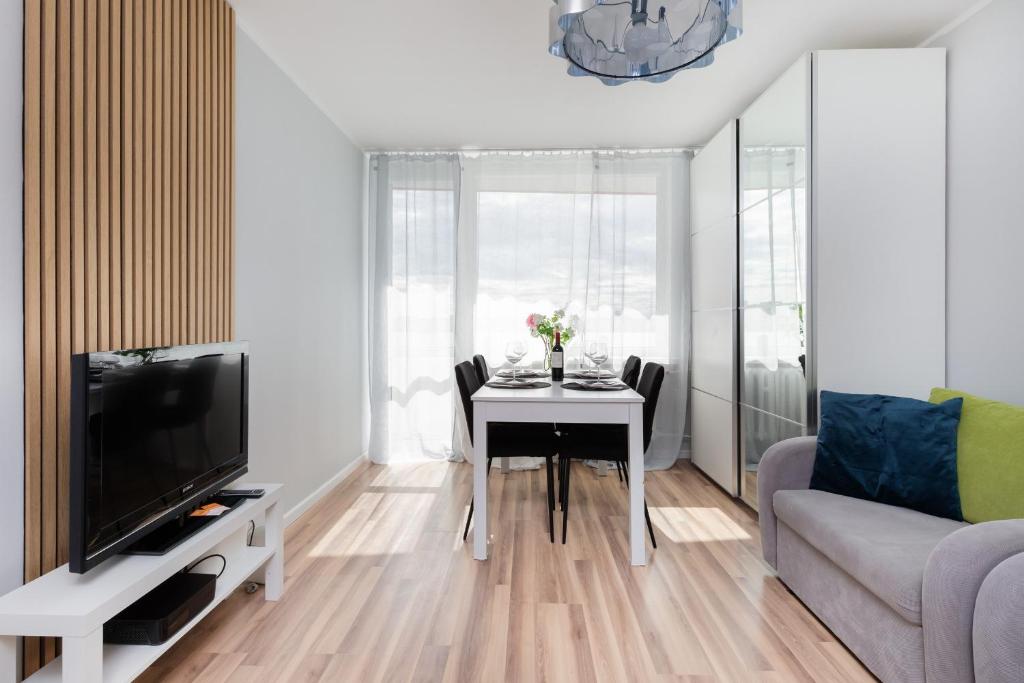Televízia a/alebo spoločenská miestnosť v ubytovaní Seaview Apartment Gdańsk Przymorze by Noclegi Renters