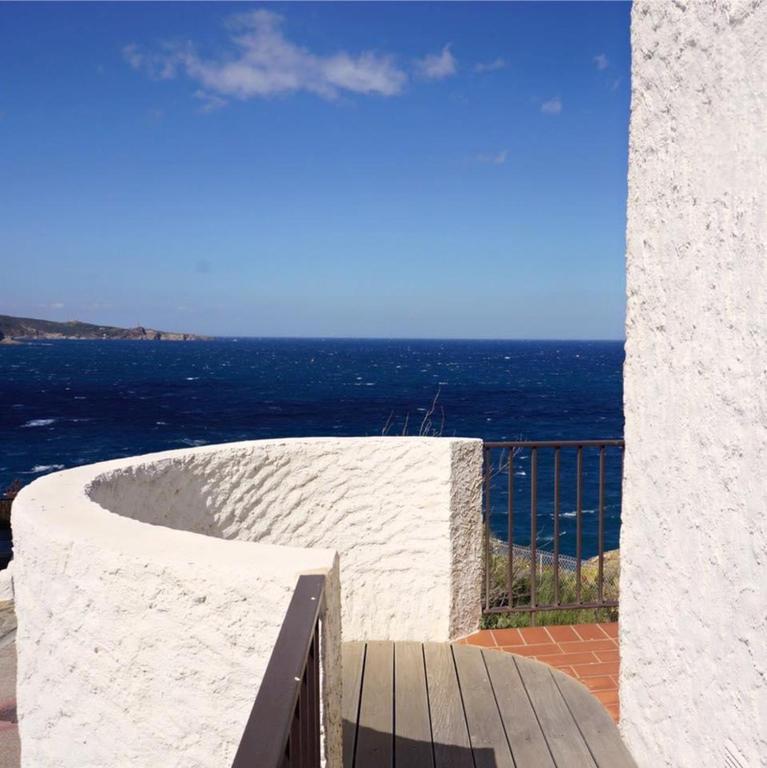 biała ściana z widokiem na ocean w obiekcie La Villa B w mieście Banyuls-sur-Mer