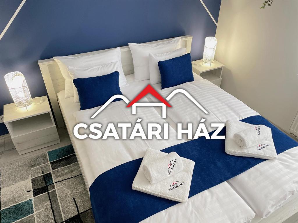 1 dormitorio con 1 cama con 2 almohadas en Csatári Ház - Szekszárd, en Szekszárd