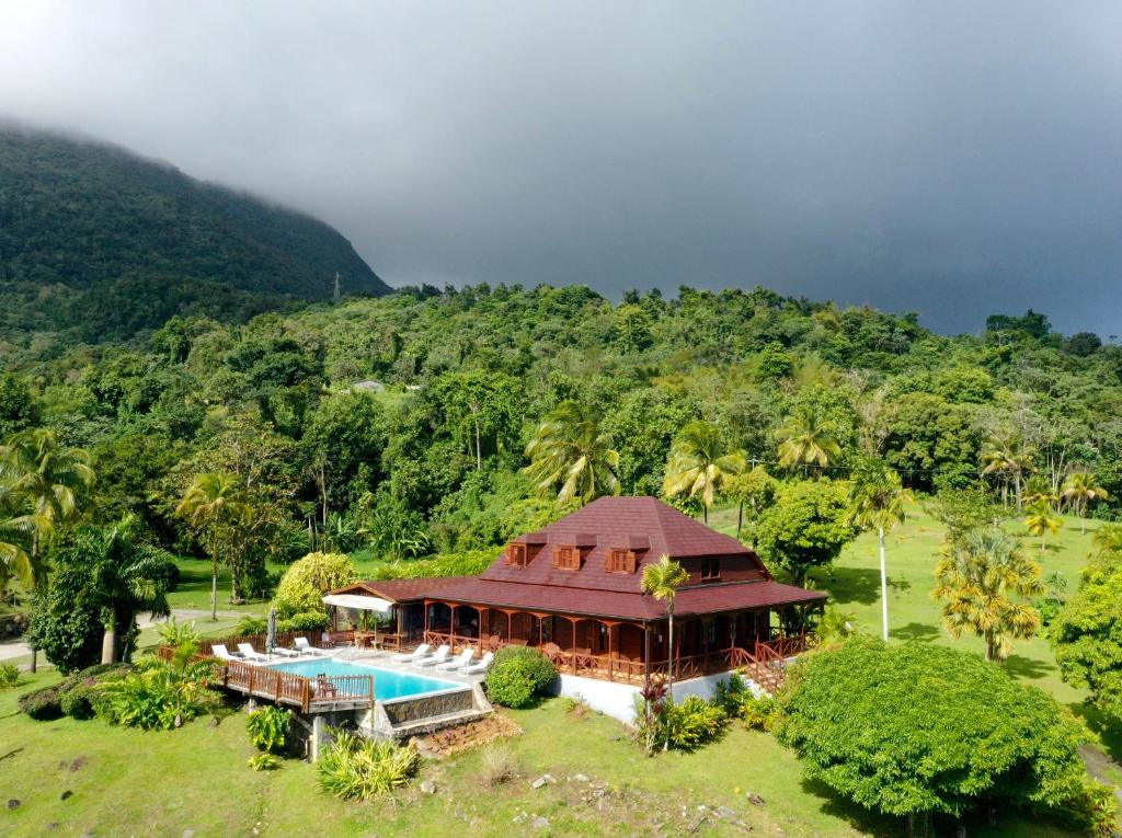 una vista aérea de una casa con piscina en Jardin Malanga en Basse-Terre