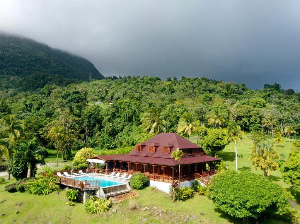 een luchtzicht op een huis met een zwembad bij Jardin Malanga in Basse-Terre