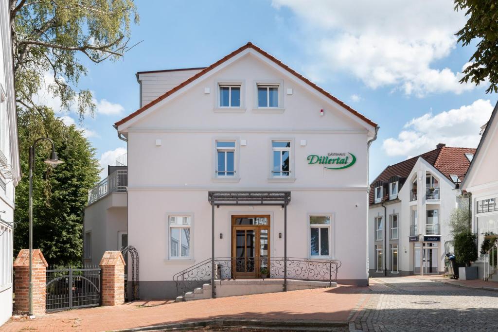 un edificio blanco con un cartel que lee diabetes en Gästehaus Dillertal, en Bruchhausen-Vilsen