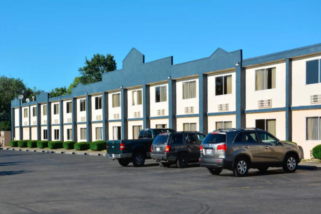 un gran edificio blanco con coches aparcados en un aparcamiento en Buckeye Inn near OSU Medical Center, Columbus OH I-71 By OYO, en Columbus