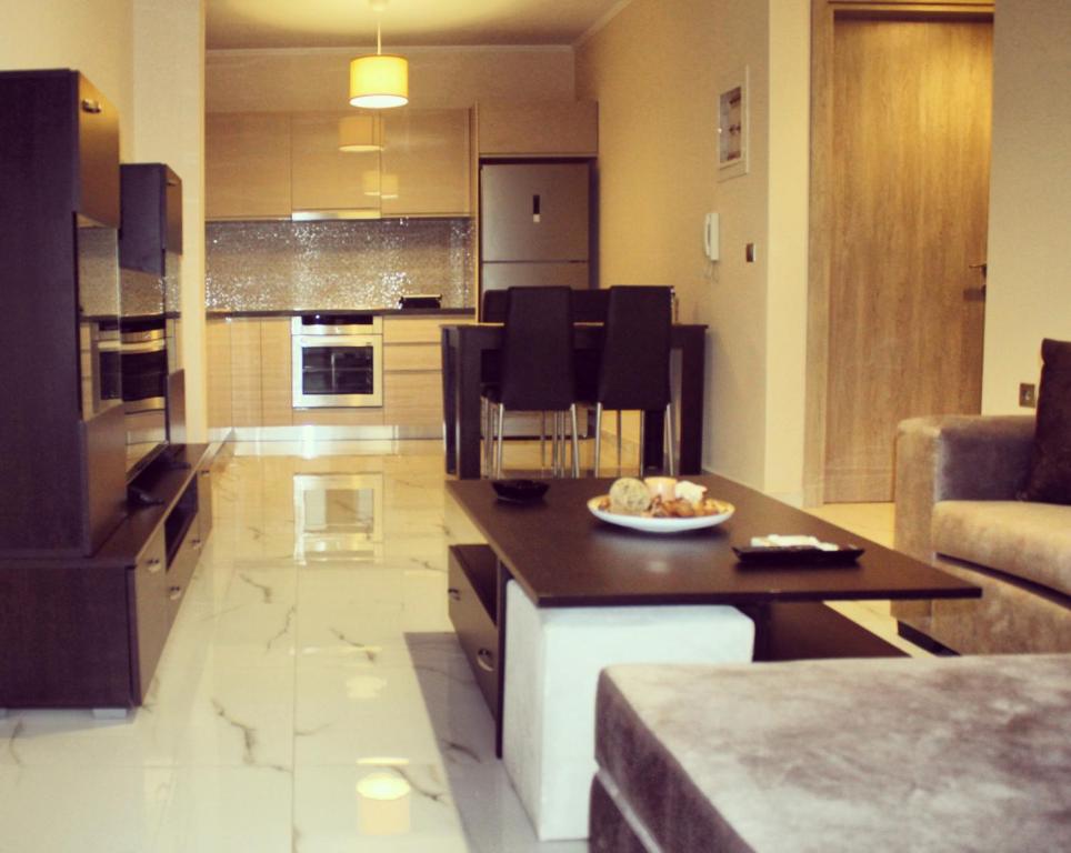 - une cuisine avec une table et des chaises dans la chambre dans l'établissement SUNSET Luxury Accommodation, à Verga Kalamata