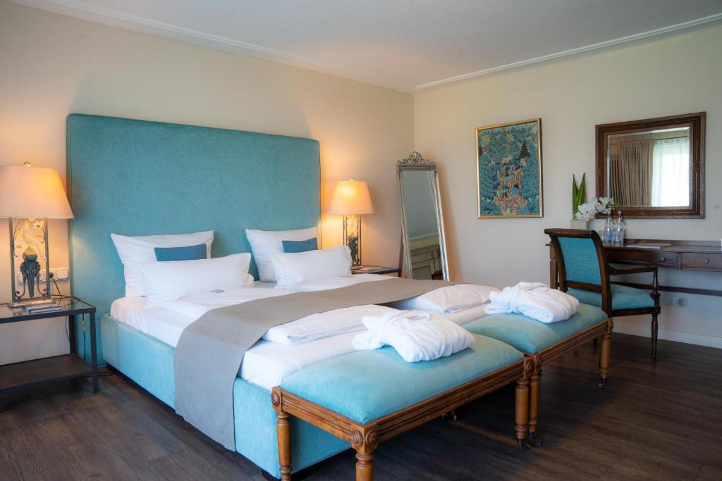 Postel nebo postele na pokoji v ubytování Marina Hotel am Starnberger See