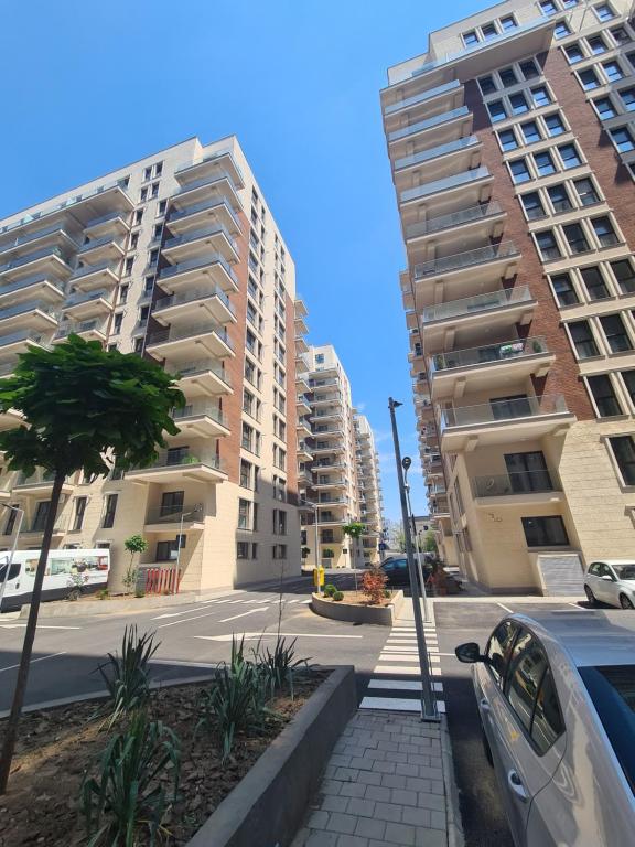 una strada con due edifici alti e una macchina di Moghioros Park Residence DUM3 a Bucarest