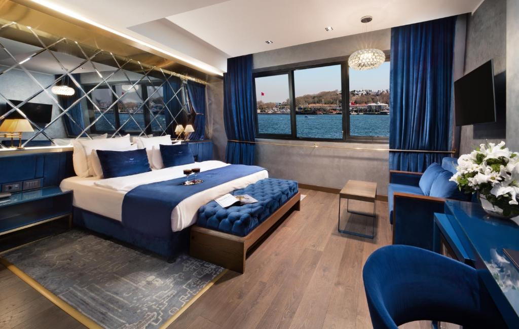 ein Schlafzimmer auf einer Yacht mit einem Bett und einem Sofa in der Unterkunft The Wings Hotel Istanbul in Istanbul
