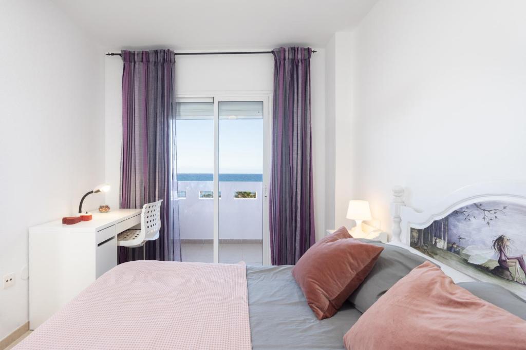 Posteľ alebo postele v izbe v ubytovaní Home2Book Sea Front Duplex Terrace Pool