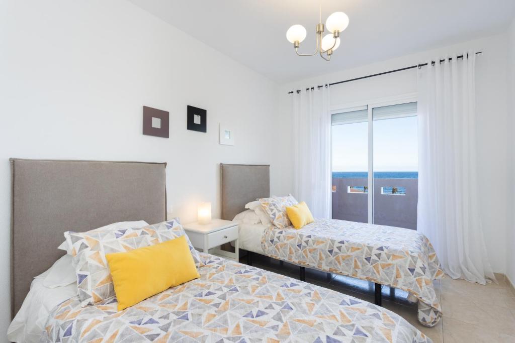Posteľ alebo postele v izbe v ubytovaní Home2Book Sea Front Duplex Terrace Pool