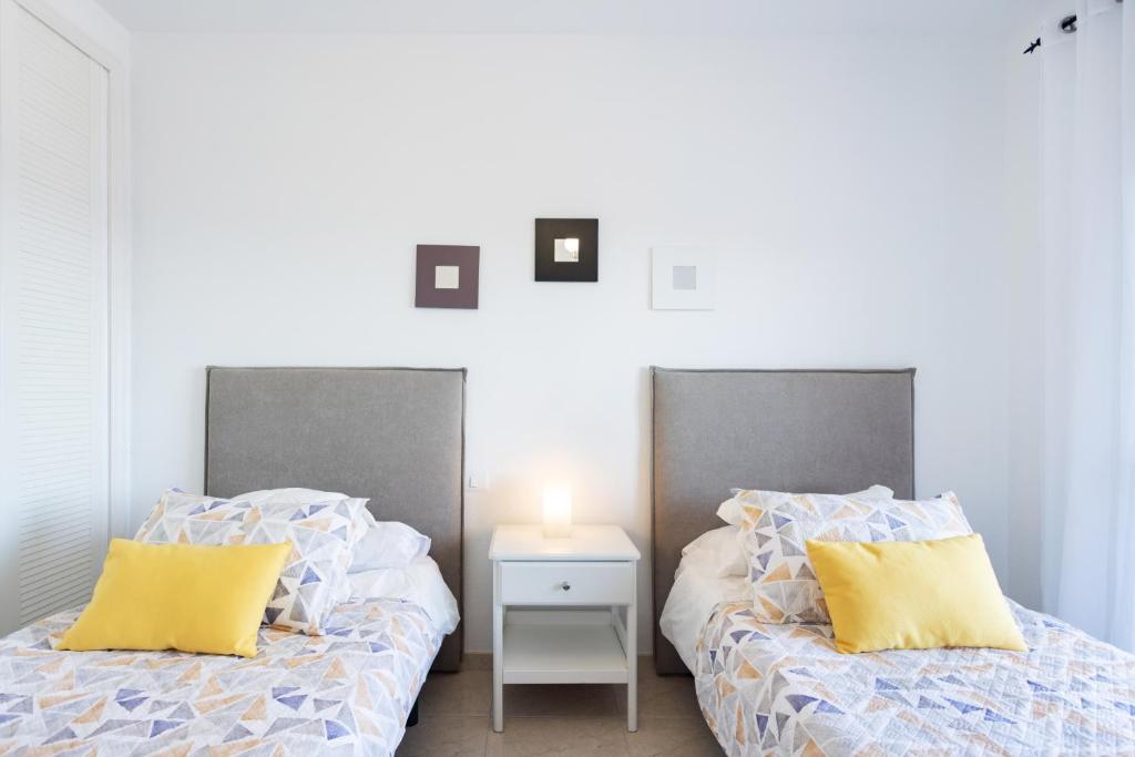 Posteľ alebo postele v izbe v ubytovaní Home2Book Sea Front Duplex Terrace Pool