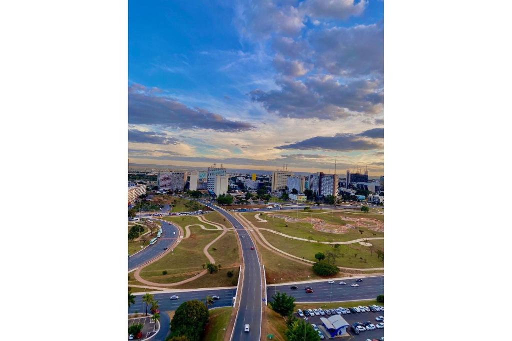 uma vista aérea de uma cidade com uma auto-estrada em Saint Moritz no coração de Brasília em Brasília