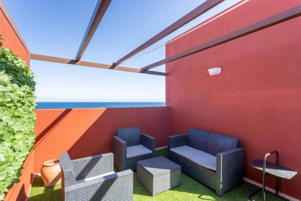 Posedenie v ubytovaní Home2Book Sea Front Duplex Terrace Pool