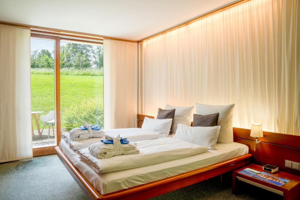 Postel nebo postele na pokoji v ubytování Marina Hotel am Starnberger See