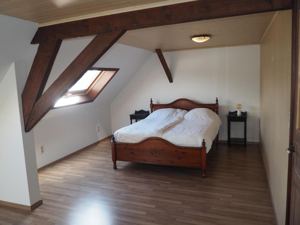 sypialnia z łóżkiem na poddaszu w obiekcie Gadering w mieście Zele