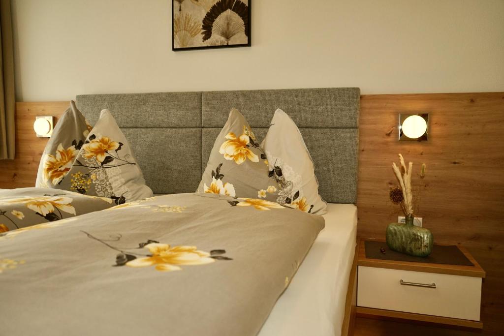 Postel nebo postele na pokoji v ubytování Almtalhotel Appartements in Pettenbach