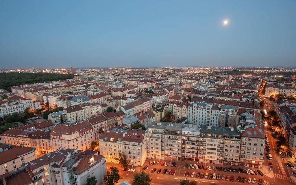 Nespecifikovaný výhled na destinaci Praha nebo výhled na město při pohledu z hotelu