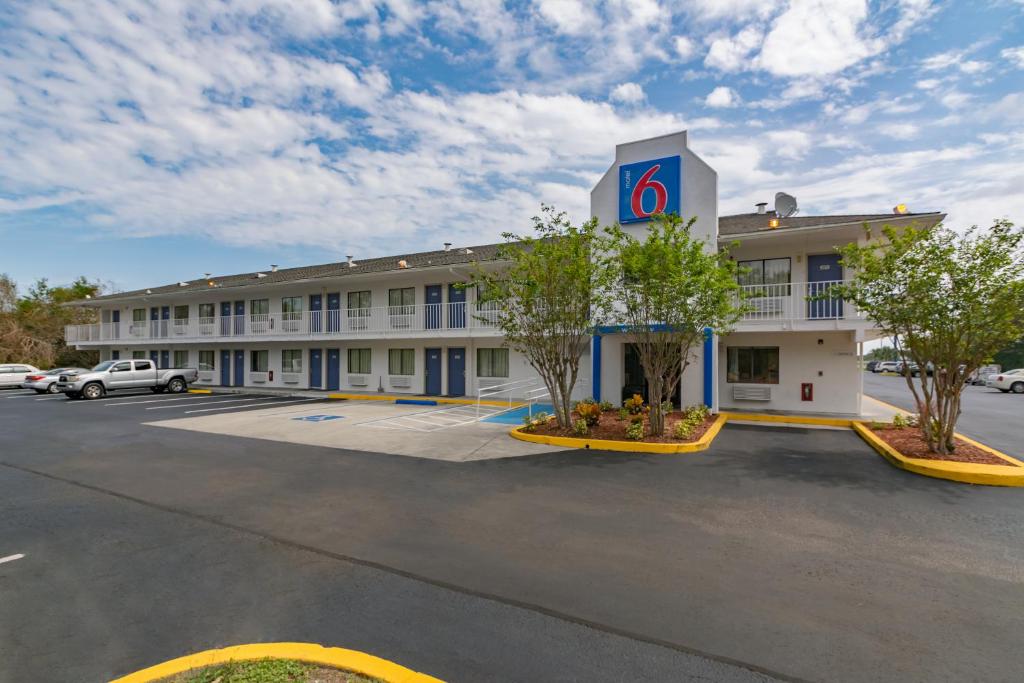 a hotel with a parking lot in front of it at Motel 6-Ft. Pierce, FL in Fort Pierce