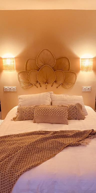 Postel nebo postele na pokoji v ubytování L Osmose "Suite" sauna-hammam-spa
