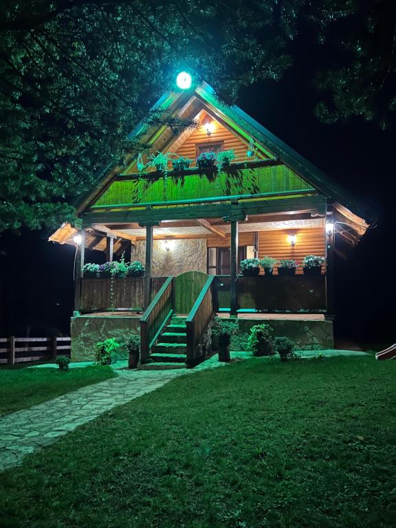 Vila Natasa في زلاتيبور: منزل به ضوء على السطح في الليل
