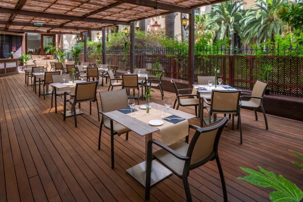 A restaurant or other place to eat at Hotel SERHS Rivoli Rambla