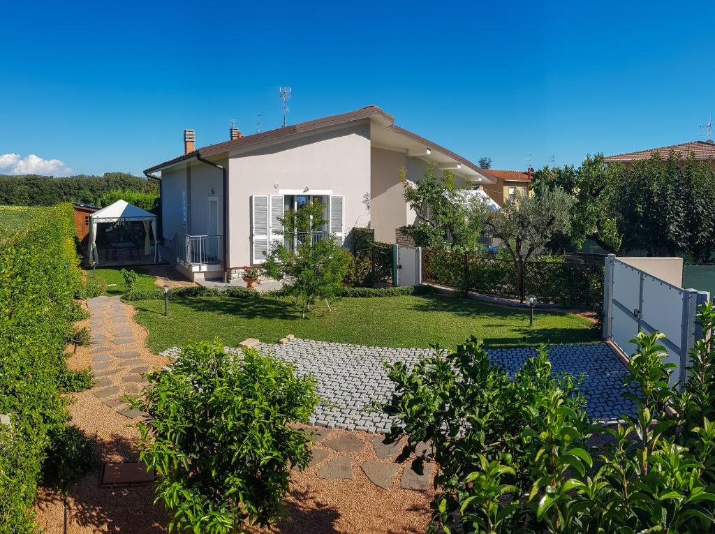 una casa con un jardín delante de ella en La Mimosa - Bike Friendly Home, en Rosignano Solvay