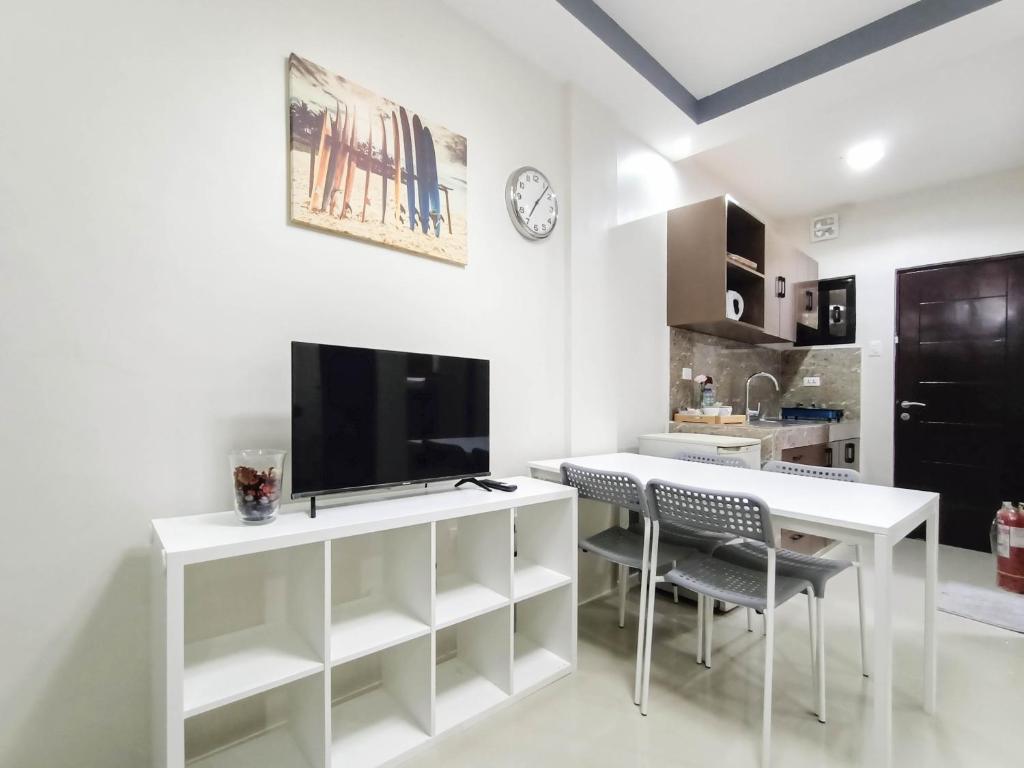 Kuchyň nebo kuchyňský kout v ubytování Manzil Anilao B&B
