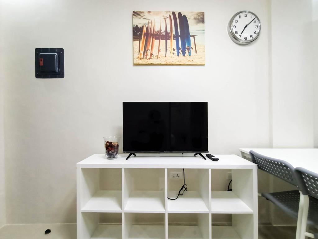 TV a/nebo společenská místnost v ubytování Manzil Anilao B&B