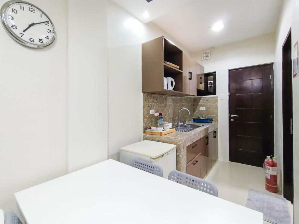 Kuchyň nebo kuchyňský kout v ubytování Manzil Anilao B&B