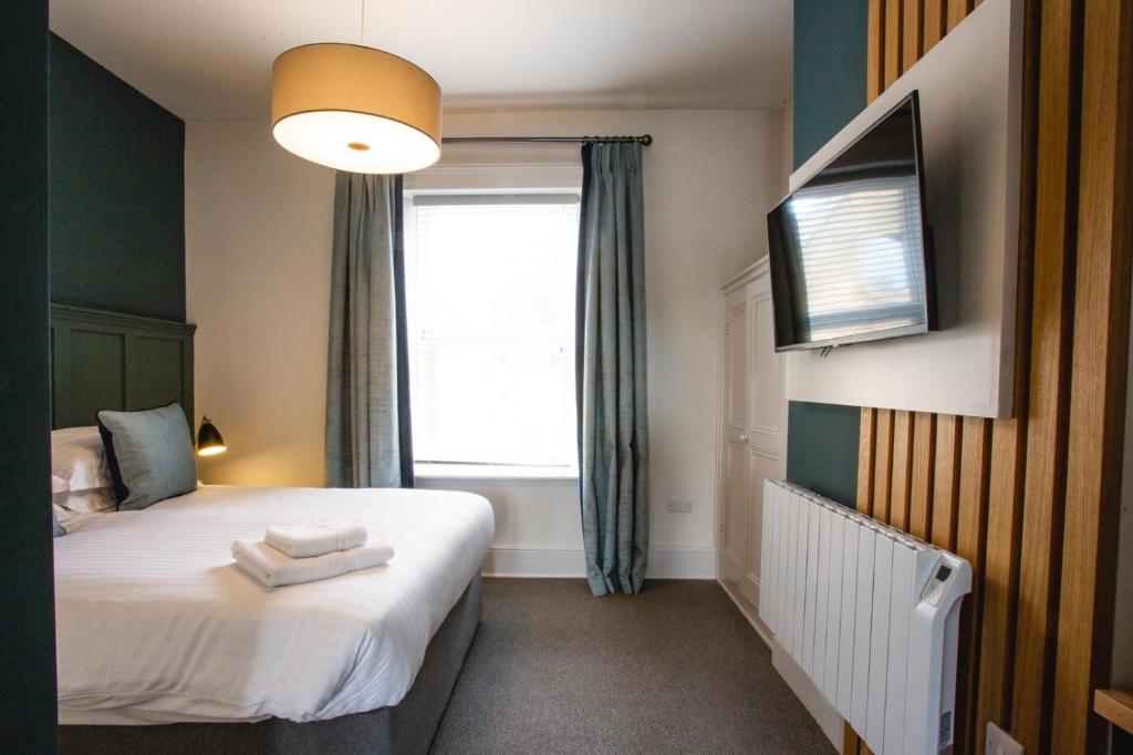 Postel nebo postele na pokoji v ubytování Herriots Hotel