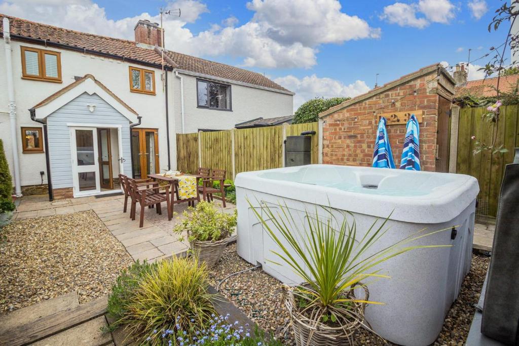 Beautiful 04 Berth Cottage With A Private Hot Tub In Norfolk Ref