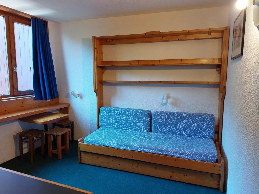 een slaapkamer met een stapelbed met een blauw matras bij Studio Les Arcs 1800, 1 pièce, 2 personnes - FR-1-411-136 in Arc 1800