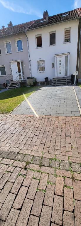 a brick driveway in front of a house at Haus im Stadtgebiet mit perfekter Bahnverbindung in Hannover