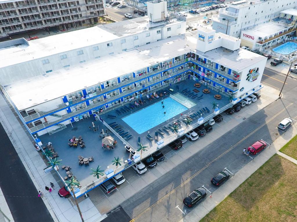 an overhead view of a building with a swimming pool at Olympic Island Beach Resort in Wildwood Crest