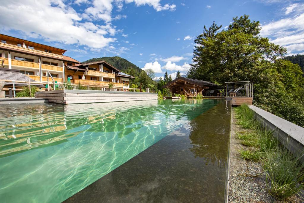 Swimming pool sa o malapit sa Brunnenhof Oberstdorf - Ferienwohnungen mit Hotel Service