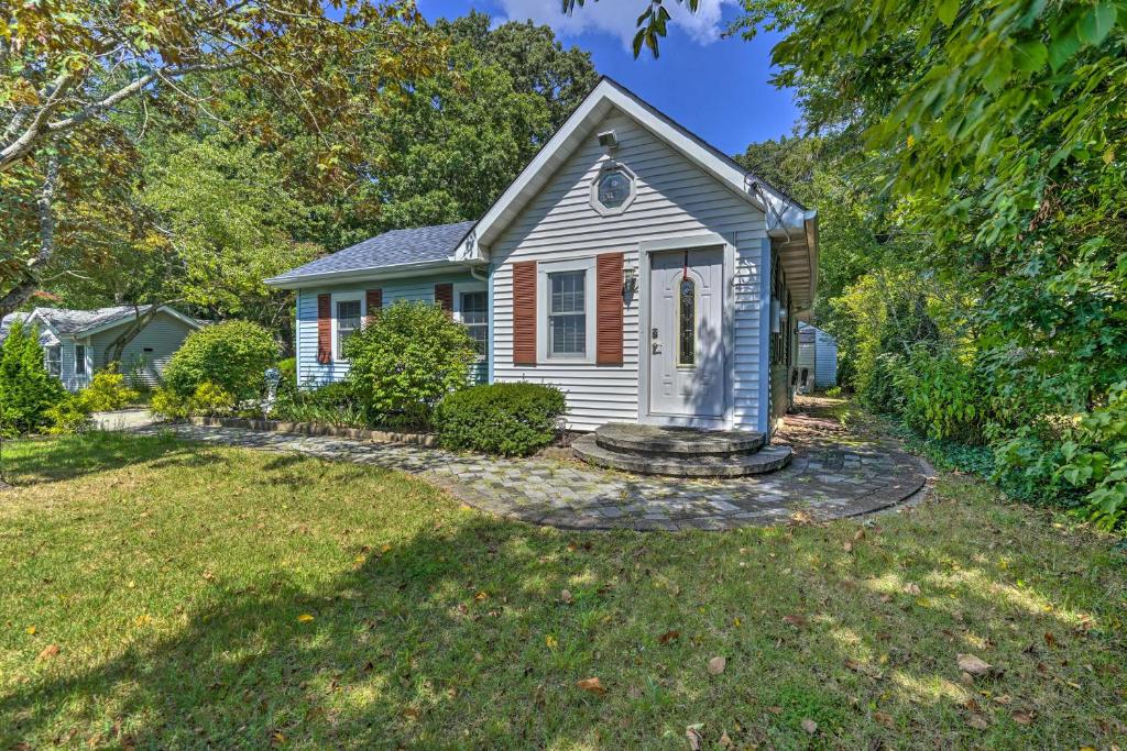 Dog-Friendly Waretown Home with Furnished Deck! - Casa De Vacaciones