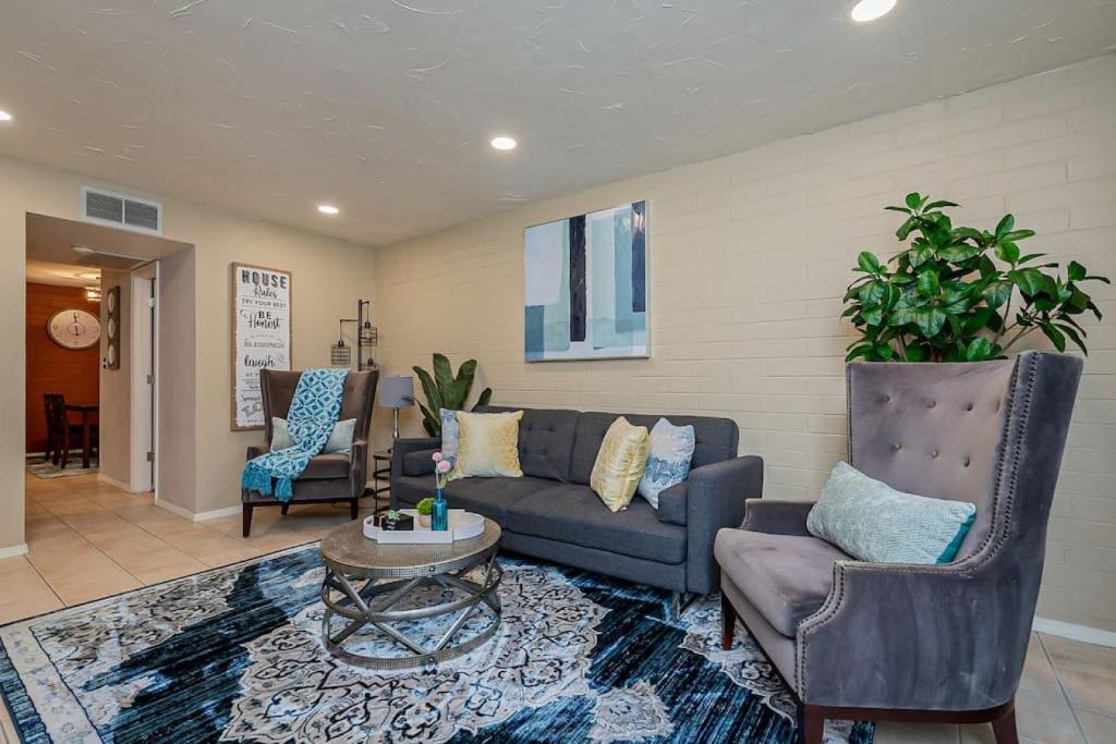 ein Wohnzimmer mit einem Sofa, einem Tisch und Stühlen in der Unterkunft Charming Condo in the Heart of Scottsdale in Scottsdale