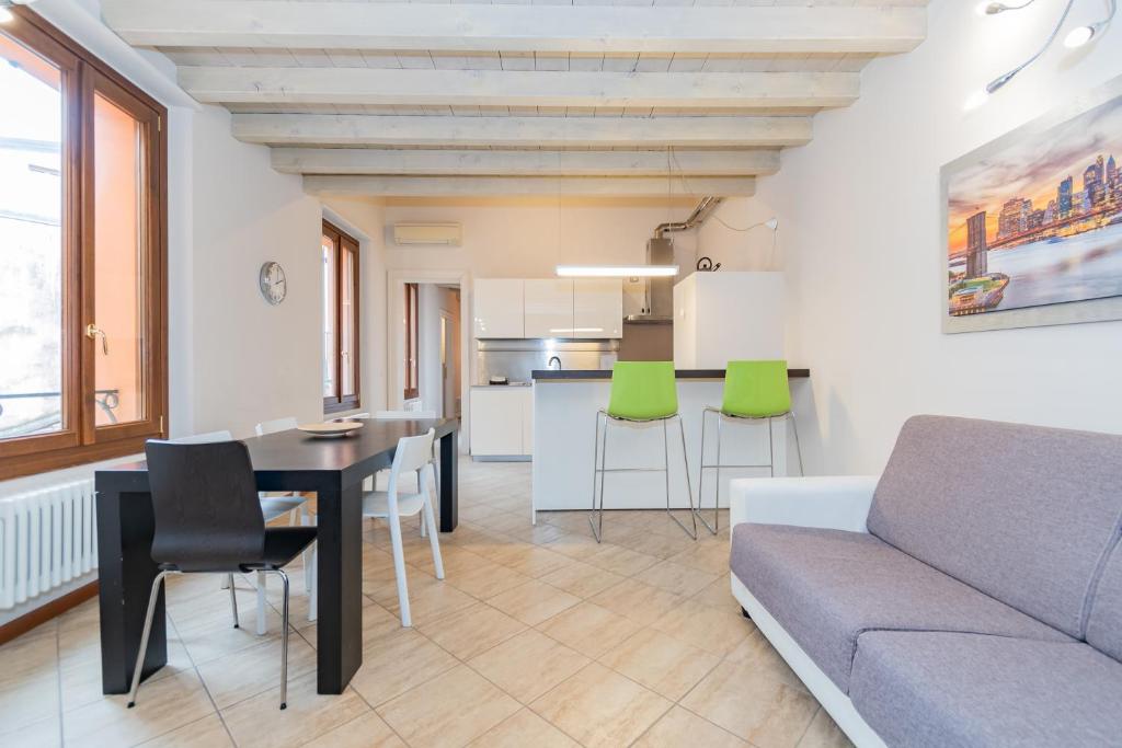 ein Wohnzimmer mit Sofa und Tisch in der Unterkunft Trilocale Rua Sovera 85 - F&L Aparment in Brescia