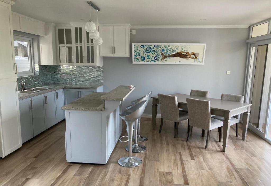 Kuchyň nebo kuchyňský kout v ubytování JemmRose Suites
