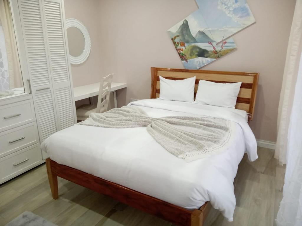 Postel nebo postele na pokoji v ubytování JemmRose Suites
