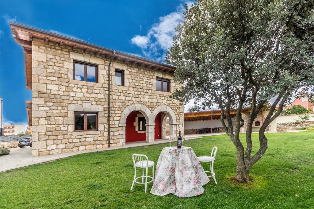 a table and chairs in front of a building at Fidalsa Rest Station in Villadiego