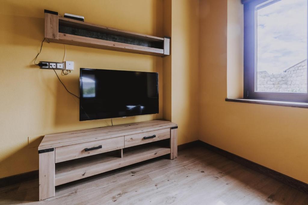 Televízia a/alebo spoločenská miestnosť v ubytovaní Fidalsa Rest Station
