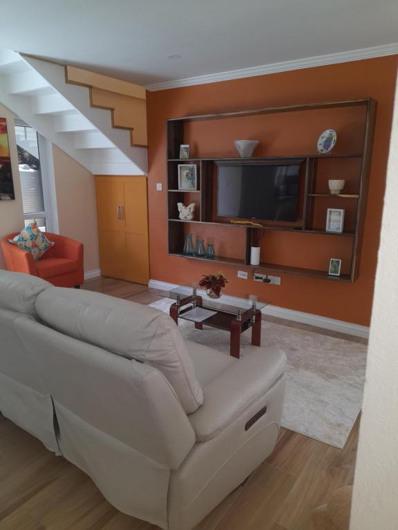 TV a/nebo společenská místnost v ubytování JemmRose Suites