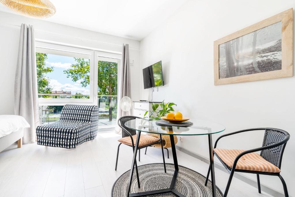 Televízia a/alebo spoločenská miestnosť v ubytovaní Apartament UKIEL PARK 30 przy Plaży Miejskiej - klimatyzacja,free parking,FV