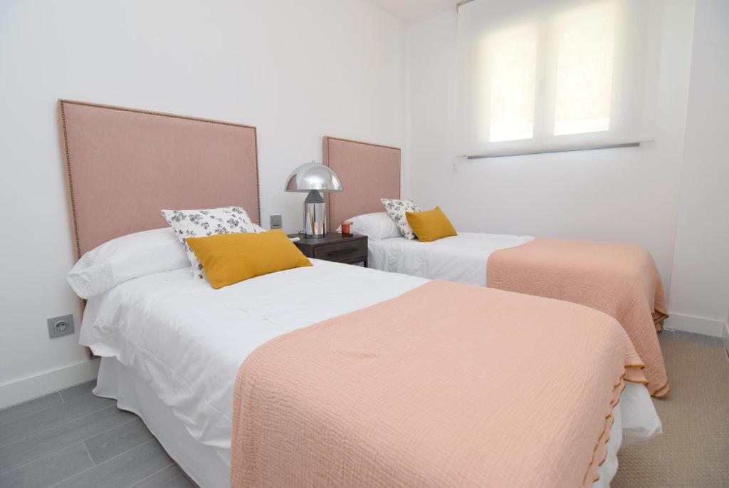 Postel nebo postele na pokoji v ubytování Blossom Benalmádena Pueblo