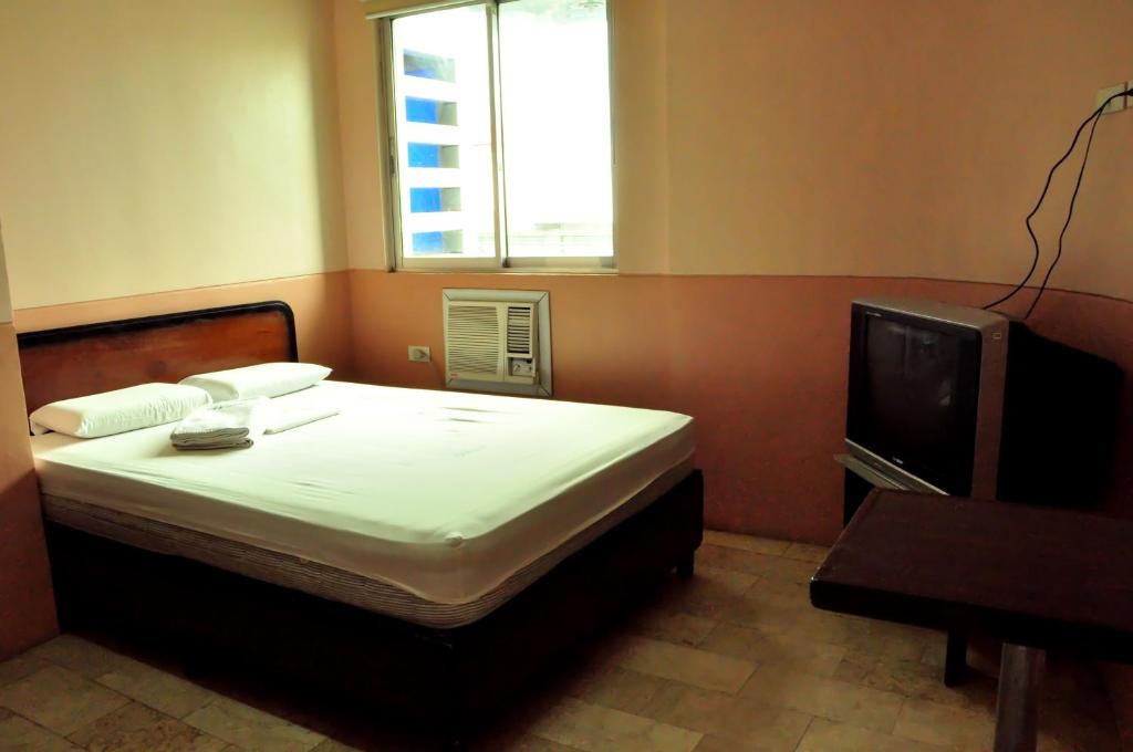 TV a/nebo společenská místnost v ubytování GV Hotel - Talisay City