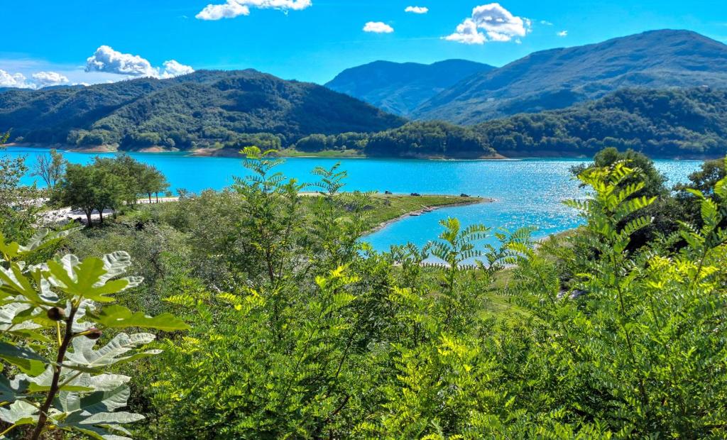 vista su un lago con montagne sullo sfondo di Casa Bannella a Colle della Sponga