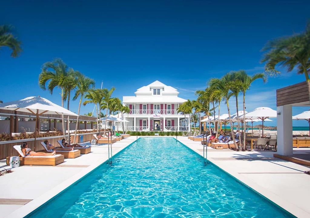 un complejo con piscina y palmeras en Palm Cay Marina and Resort, en Nassau